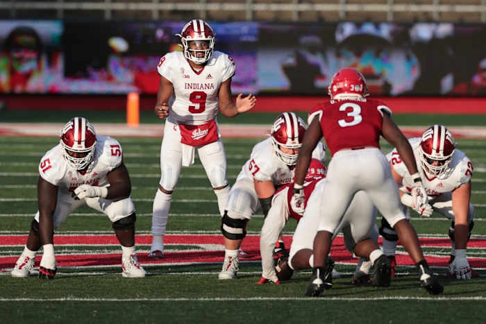 Michael Penix Jr. (9) scans the defense during Saturday's win over Rutgers. (USA TODAY Sports)